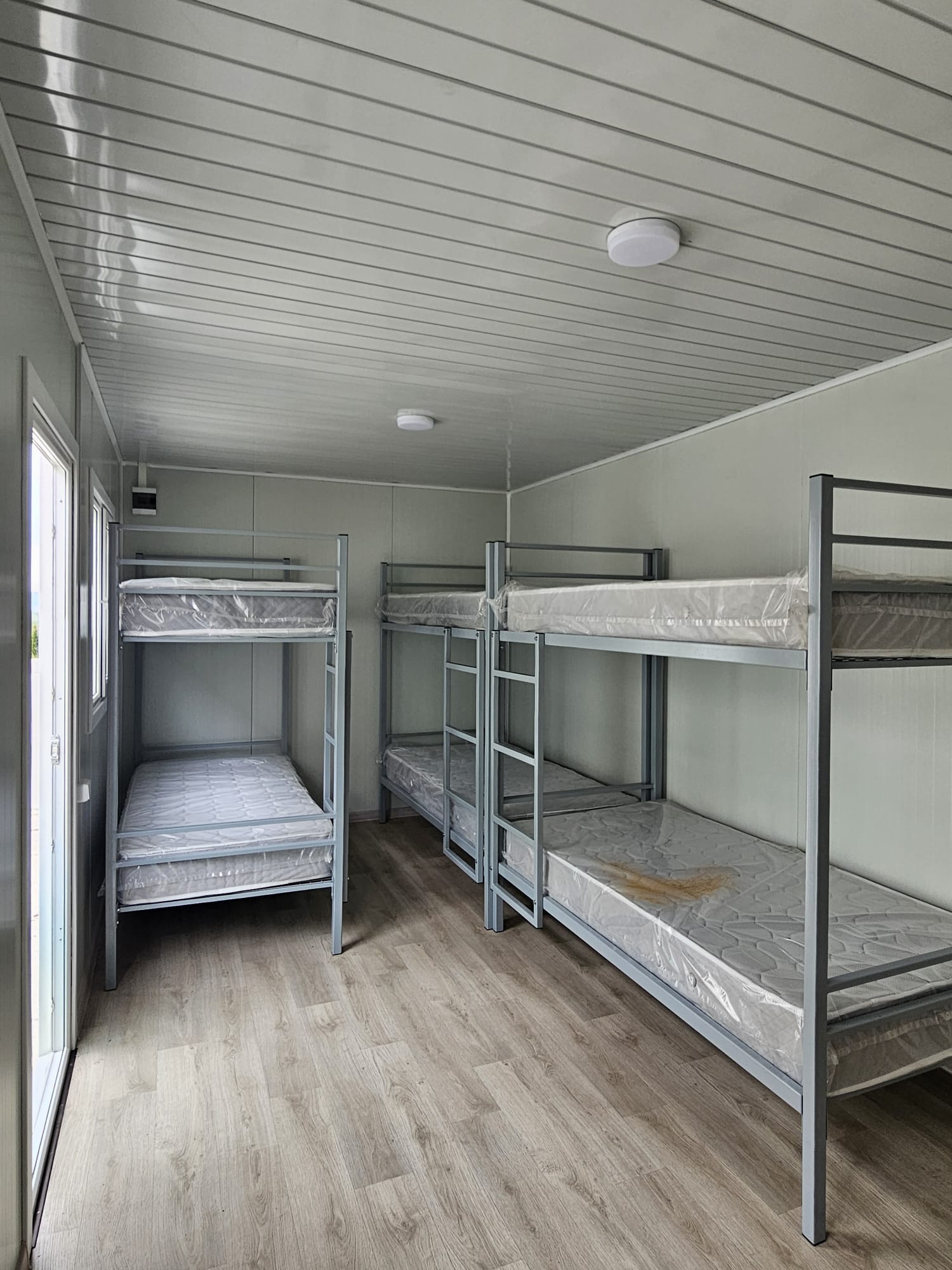Interior container amenajat ca dormitor cu paturi suprapuse